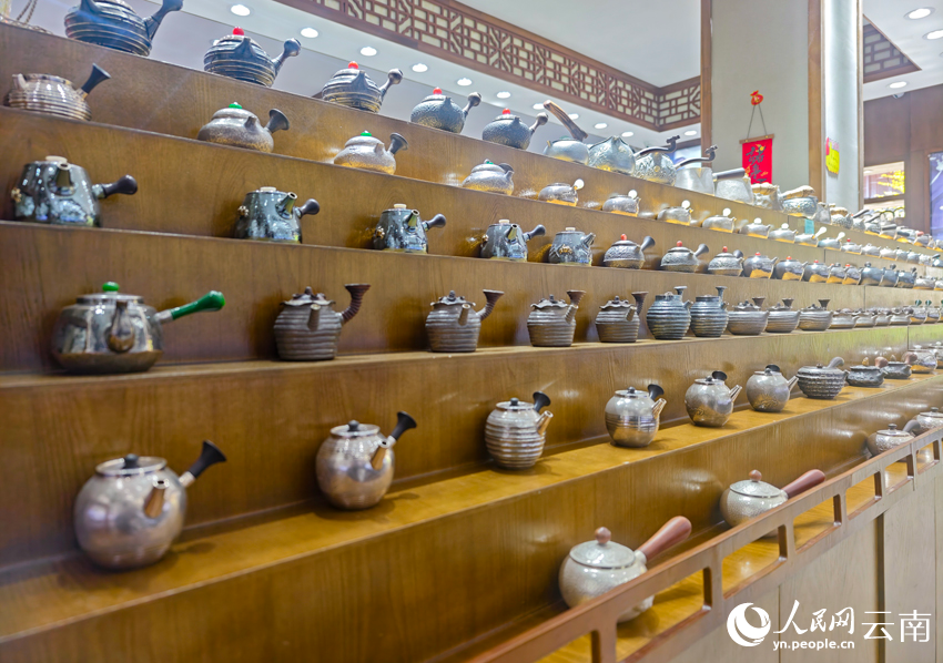 8新華村一家銀器店里的各類銀器。人民網(wǎng)記者 符皓攝