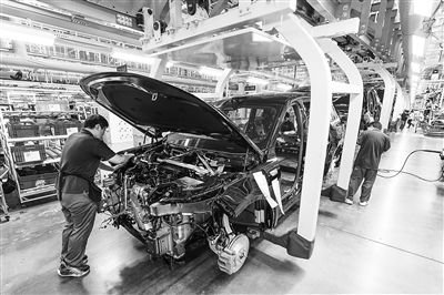 某新能源汽車智能制造基地總裝車間，工作人員正在工作。新華社記者 李博 攝