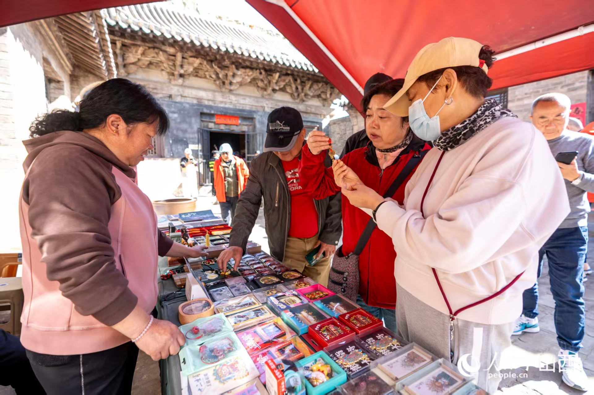 游客在山西省高平市鐵佛寺選購文創(chuàng)產(chǎn)品。人民網(wǎng)記者 盧鵬宇攝