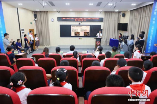 廣州中醫(yī)藥大學(xué)副校長、廣東省中醫(yī)院院長張忠德向?qū)W生講述“抗戰(zhàn)中的中醫(yī)藥”。吳遠(yuǎn)團(tuán) 攝