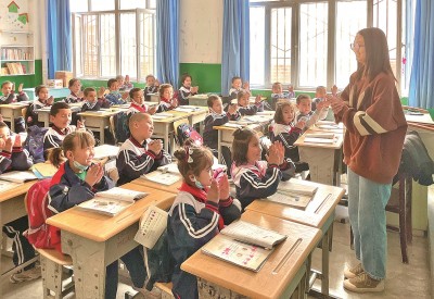 2023年5月,西北師范大學學生在新疆阿克蘇地區(qū)溫宿縣吐木秀克鎮(zhèn)第一小學實習支教。 卓杰攝