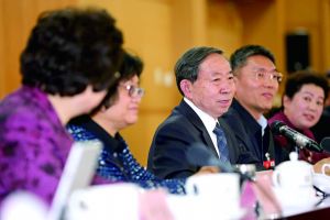 3月8日，全國(guó)政協(xié)舉行教育界別聯(lián)組會(huì)議，教育部部長(zhǎng)袁貴仁右三到會(huì)聽(tīng)取建議。