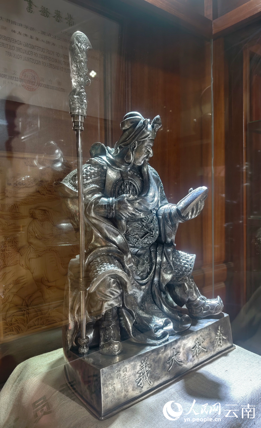 5寸發(fā)標(biāo)制作的關(guān)公像。人民網(wǎng)記者 符皓攝