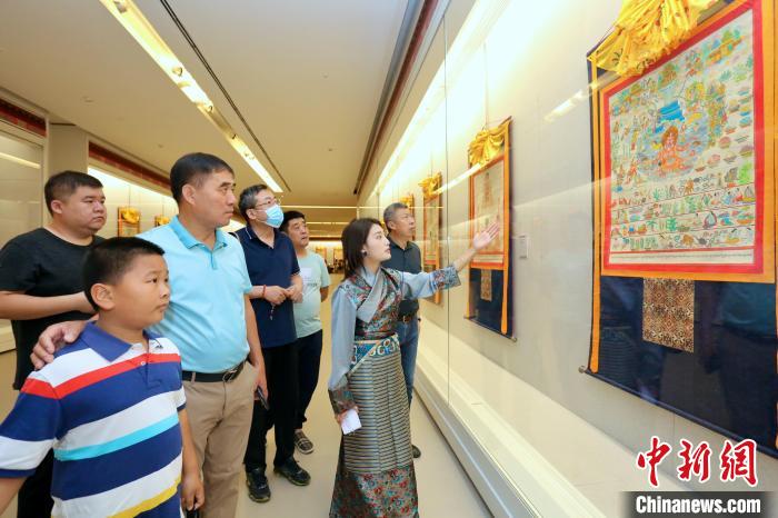 “藏韻瑰寶”藏醫(yī)四部醫(yī)典唐卡珍品展現(xiàn)場。　劉俊蒼 攝