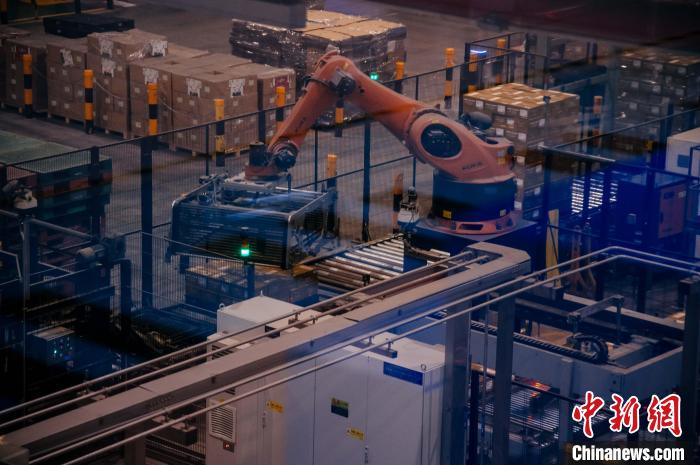 百威雪津啤酒莆田基地釀造幾乎都由自動(dòng)化生產(chǎn)線完成，年產(chǎn)能達(dá)200萬噸?！±钅宪?攝