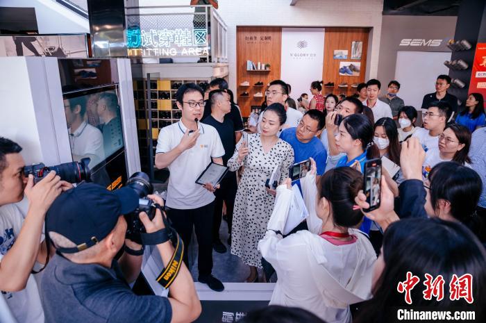 定制示范工廠可從腳型測(cè)量?jī)x采集數(shù)據(jù)，按需進(jìn)行“私人訂制”?！±钅宪?攝