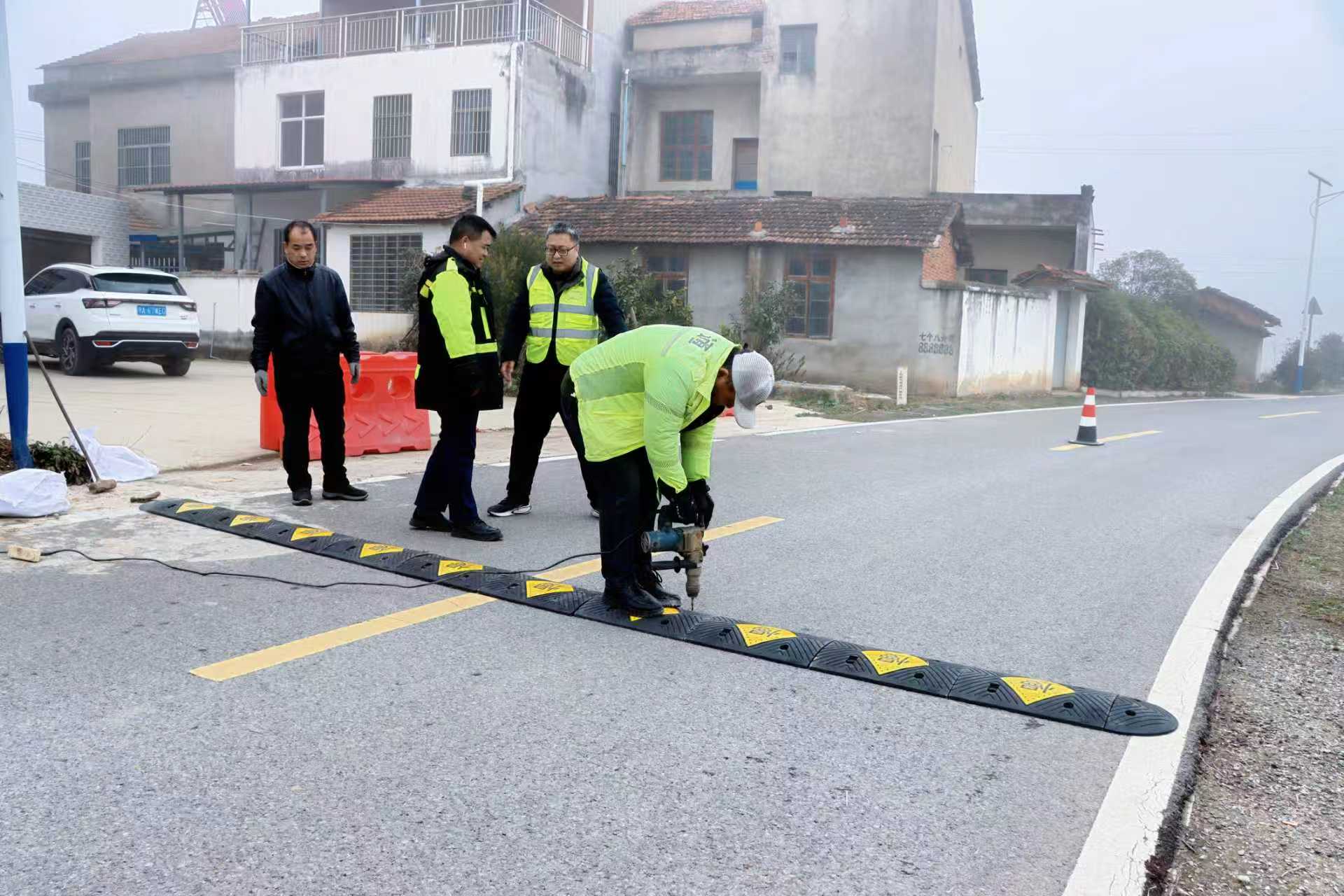 養(yǎng)護(hù)工對農(nóng)村公路進(jìn)行日常巡查、養(yǎng)護(hù)。受訪方供圖