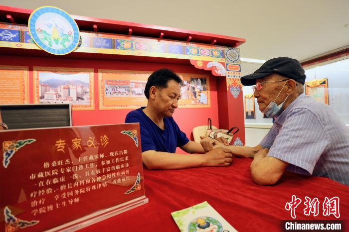 “藏韻瑰寶”藏醫(yī)四部醫(yī)典唐卡珍品展在天津美術(shù)館展出，展覽現(xiàn)場藏醫(yī)專家義診受歡迎?！⒖∩n 攝