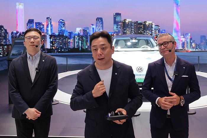 11月17日，上汽大眾汽車有限公司銷售與市場(chǎng)執(zhí)行副總經(jīng)理、上海上汽大眾汽車銷售有限公司總經(jīng)理俞經(jīng)民(中間)參加廣州車展展臺(tái)活動(dòng)。 上汽大眾 供圖