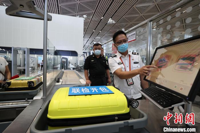 6月25日，在?？诿捞m國(guó)際機(jī)場(chǎng)T2航站樓，工作人員對(duì)完成改造的設(shè)備進(jìn)行模擬測(cè)試?！∈Y啟明 攝