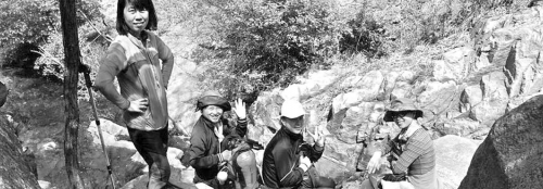 近日,資深驢友隨哥組織驢友到濟(jì)南仲宮太甲山游玩。圖為驢友正在山路上休息。隨哥供圖