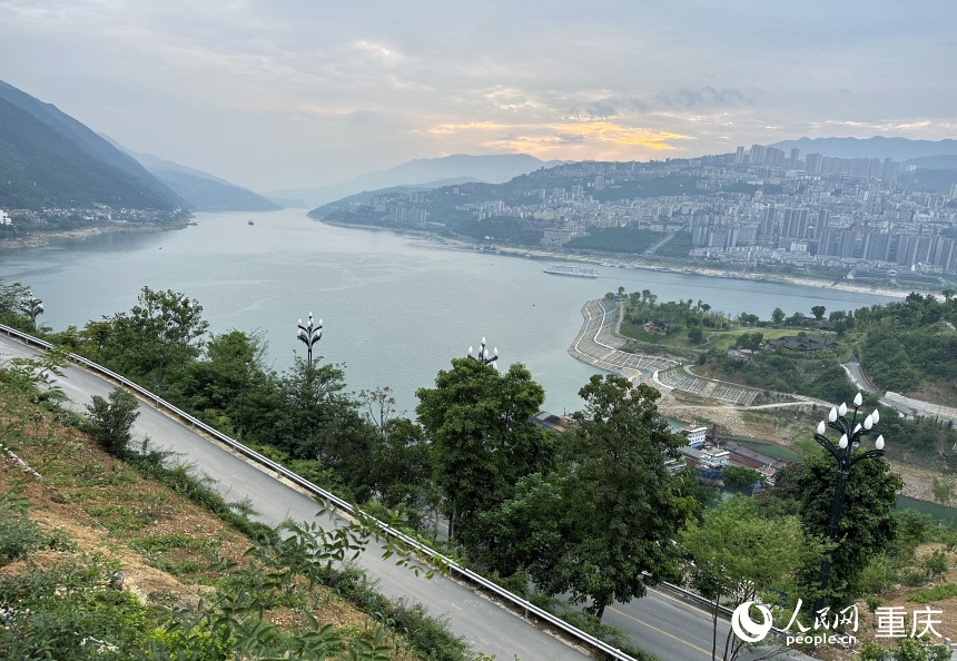 從巫山縣龍門街道江村遠眺,左側(cè)為三峽里·竹枝村,右側(cè)為巫山縣城。人民網(wǎng)記者 劉政寧攝
