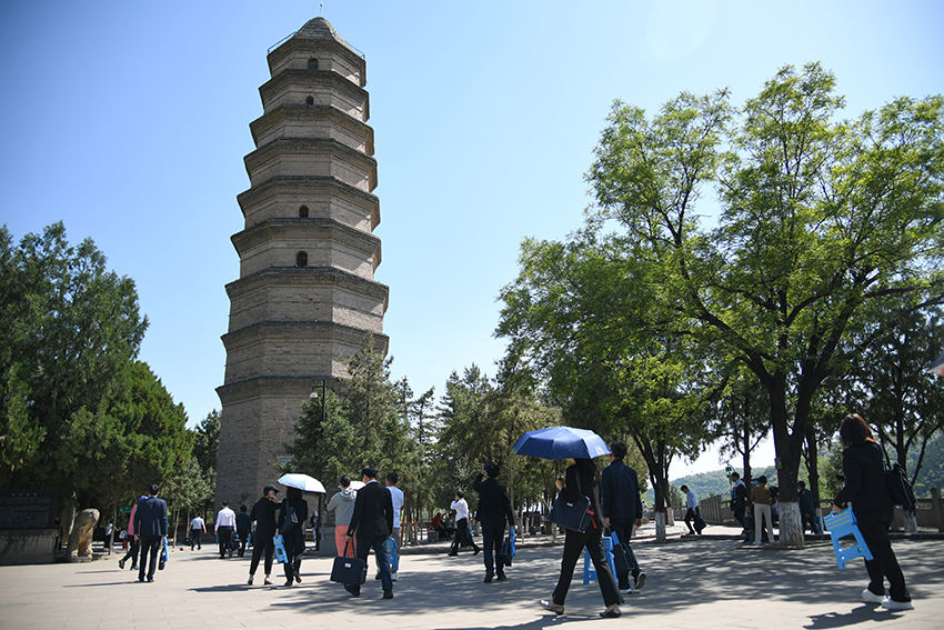 圖為2024年5月7日，游客在延安寶塔山參觀。 新華社記者 張博文 攝