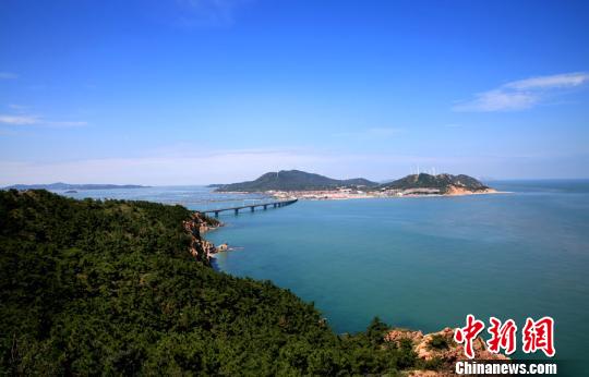 煙臺(tái)環(huán)境優(yōu)美、氣候宜人，遍布的海水浴場(chǎng)、濱海觀光景點(diǎn)為游艇帆船產(chǎn)業(yè)發(fā)展創(chuàng)造了條件。(資料圖) 楊兵 攝